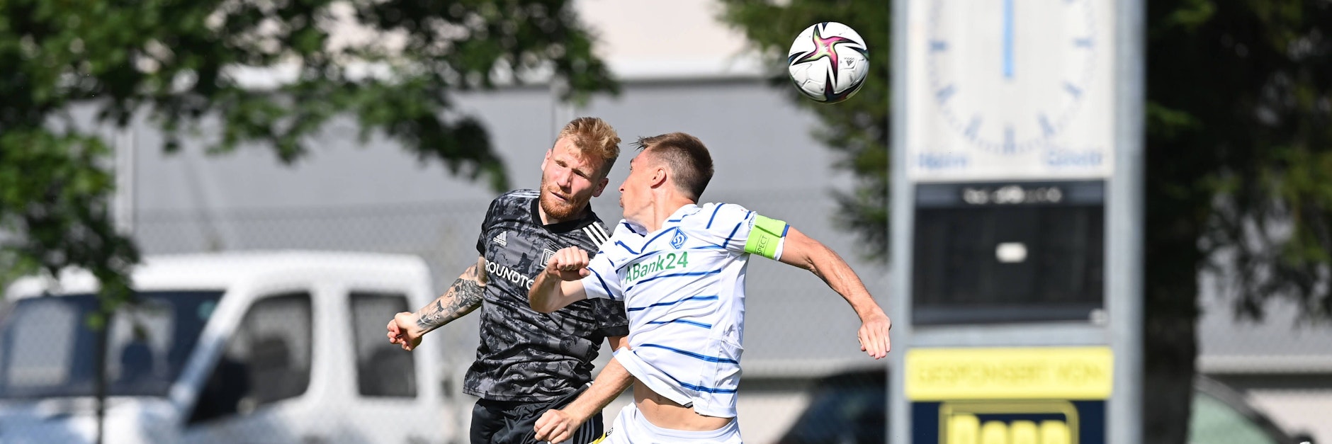 Kraftvolles Kopfballduell zwischen Unions Torschützen Andreas Voglsammer (l.) und Kiews Sergej Sidorschuk beim Test in Kematen.