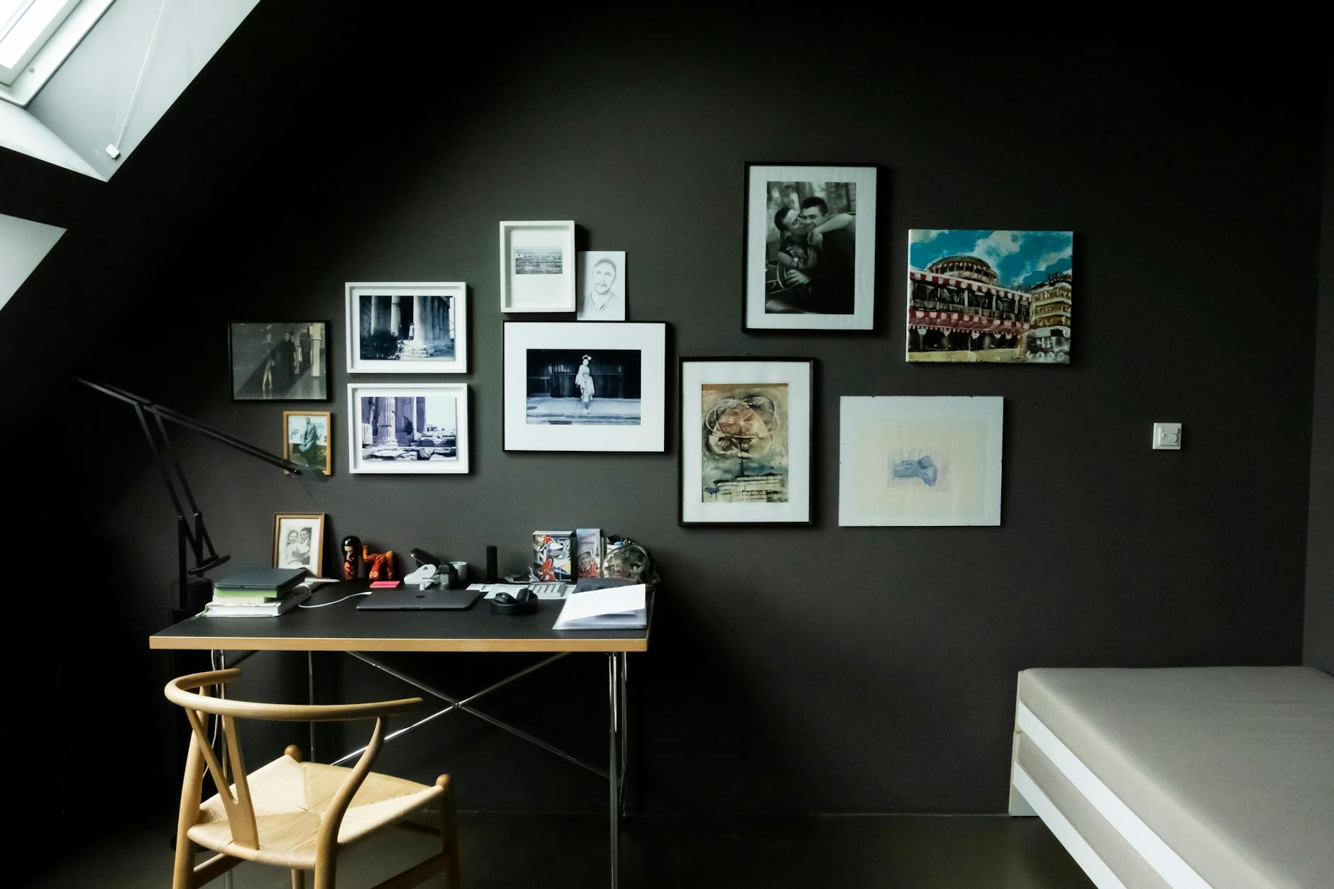 Vor der Wand in einem dunklen Anthrazit kommt die Petersburger Hängung zum Leuchten, Andreas Poulakidas mag das Kranzler-Bild von 4000 rechts besonders.