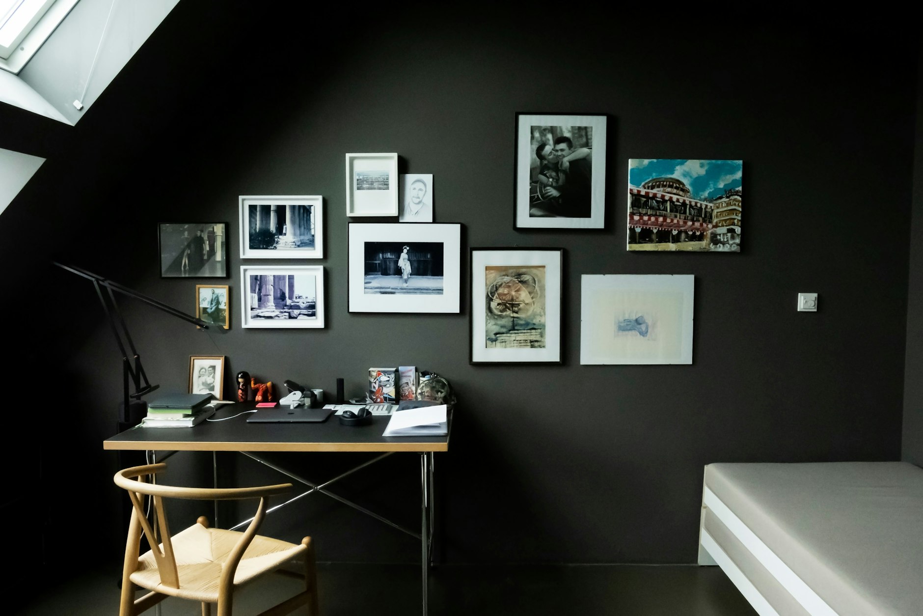 Vor der Wand in einem dunklen Anthrazit kommt die Petersburger Hängung zum Leuchten, Andreas Poulakidas mag das Kranzler-Bild von 4000 rechts  besonders.