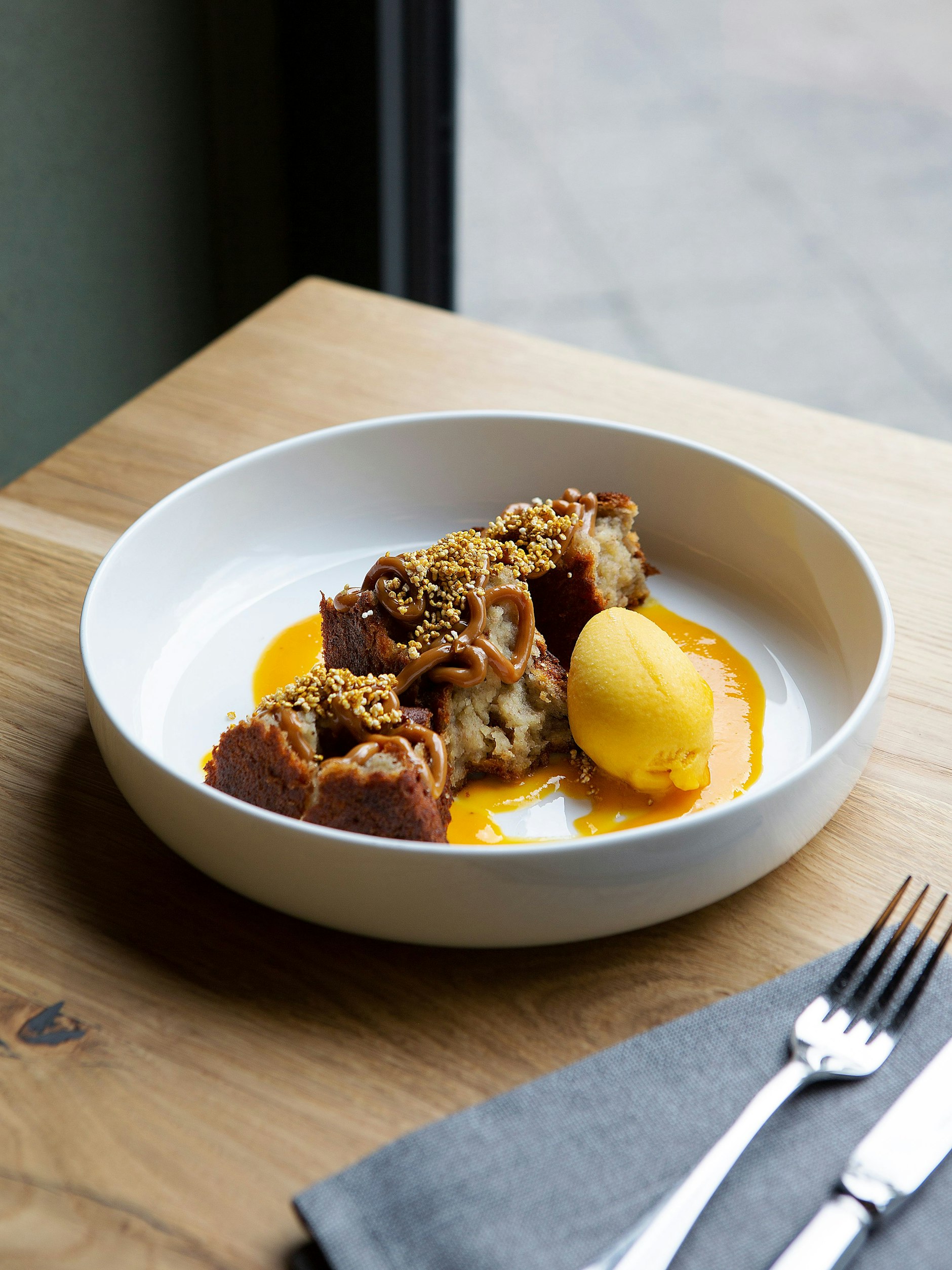 Nichts für schwache Nerven: Bananenbrot polarisiert, hier mit Sanddorneis.
