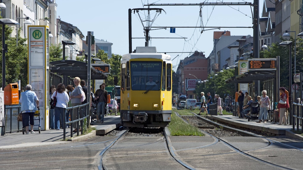 Ersatzverkehr und Stau in Weißensee Gleise