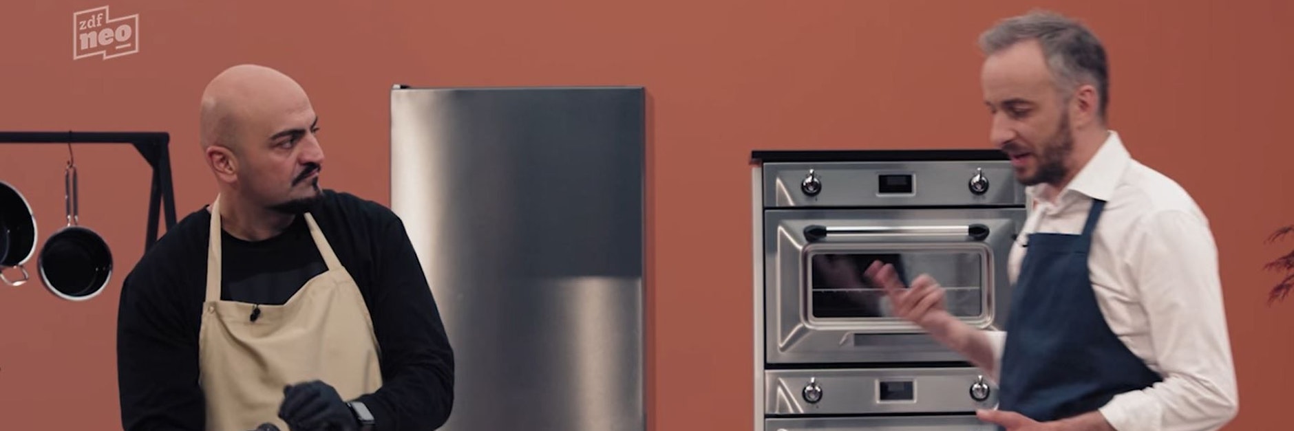 Jan Böhmermann und Multitalent Xatar in der ersten Folge von Böhmi brutzelt