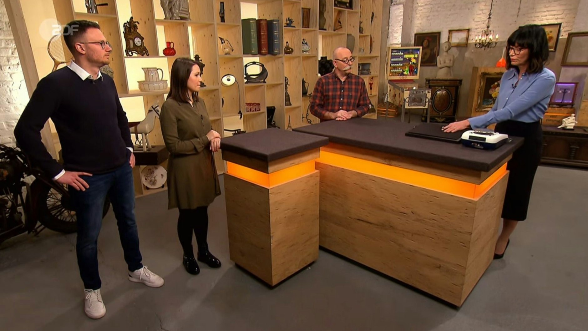 „Bares für Rares“-Expertin Dr. Heide Rezepa-Zabel erklärt den Ring, den die Kandidaten mitgebracht haben.