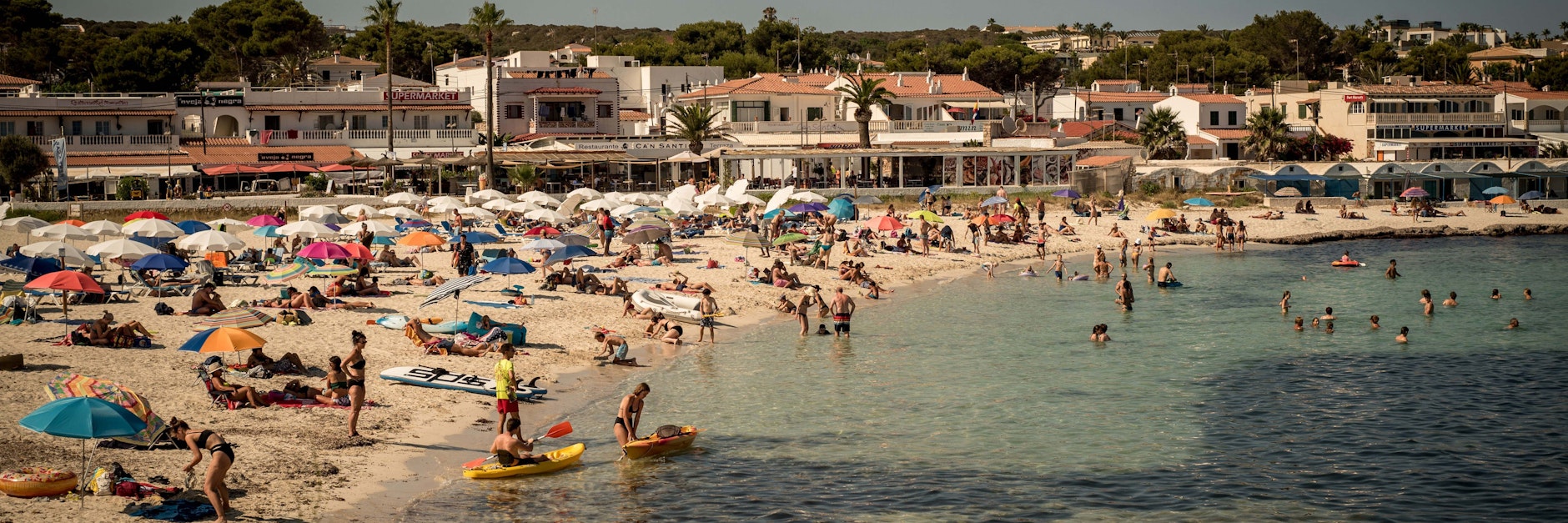 Urlauber kühlen sich am Strand Punta Prima in Sant Lluis, im Süden von Menorca, ab. Bei der Rückkehr müssen deutsche Feriengäste in Quarantäne.&nbsp;