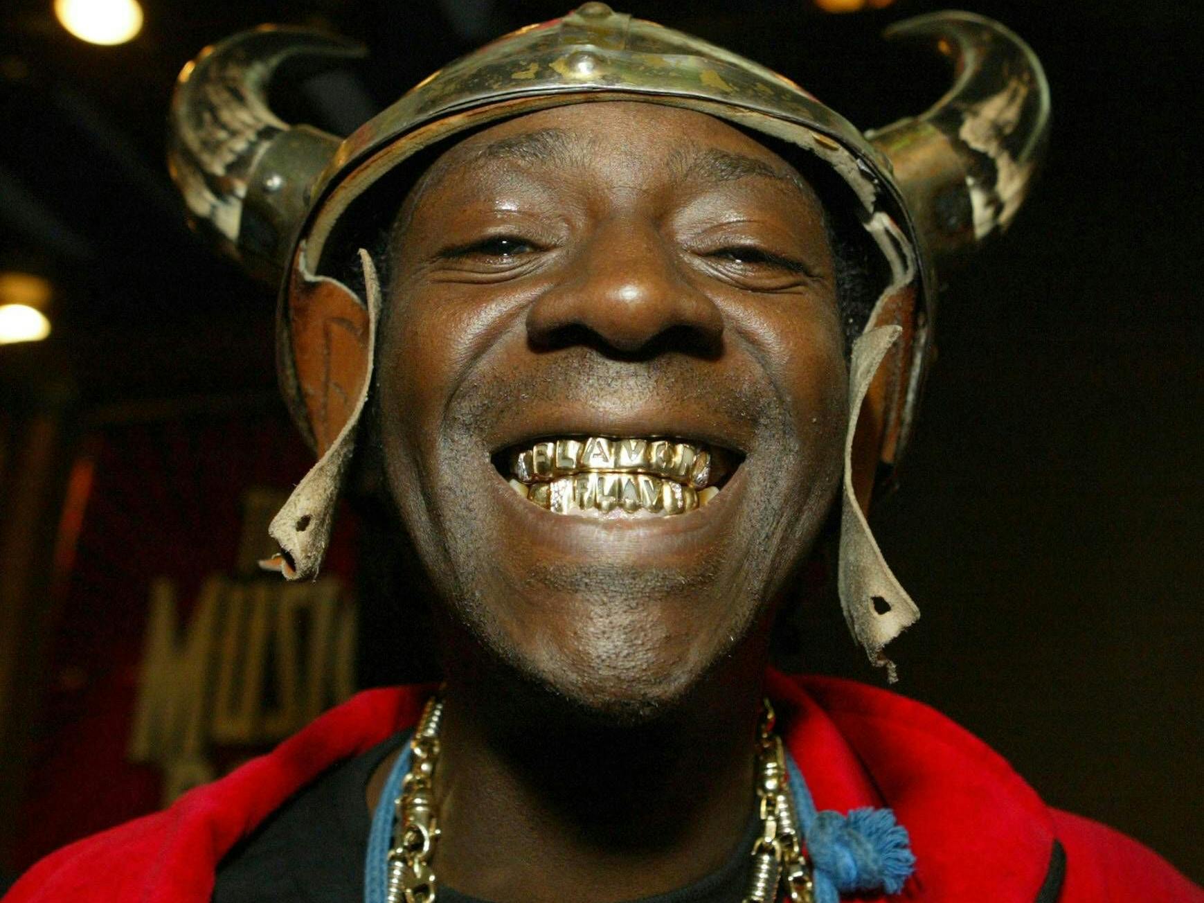 Grillz mit Gravur: Rapper Flavour Flav von Public Enemy trägt seinen Namen auf den Kauleisten.