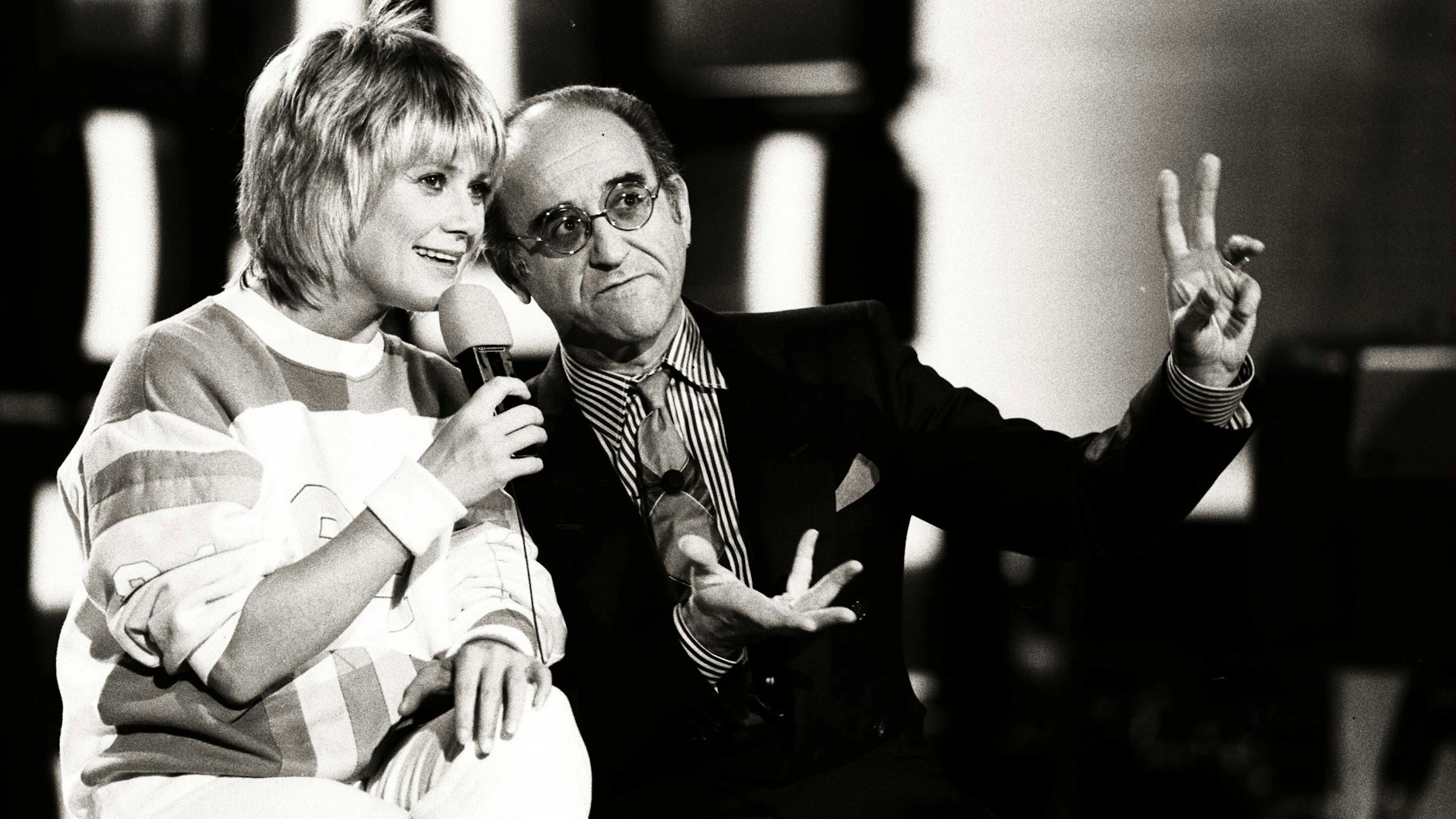 Die dänische Sängerin und Schauspielerin Gitte Haenning-Johansson (l) und Alfred Biolek rechts während einer deutschen Fernsehsendung.