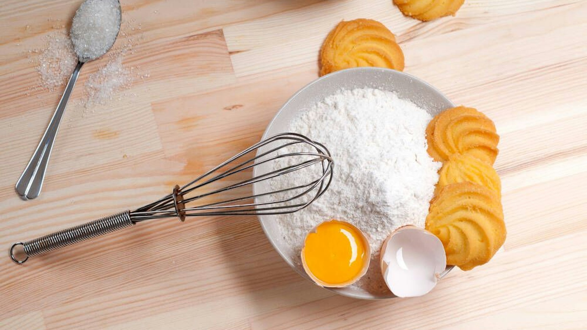 Der Teig für das Spritzgebäck ist schnell angerührt.
