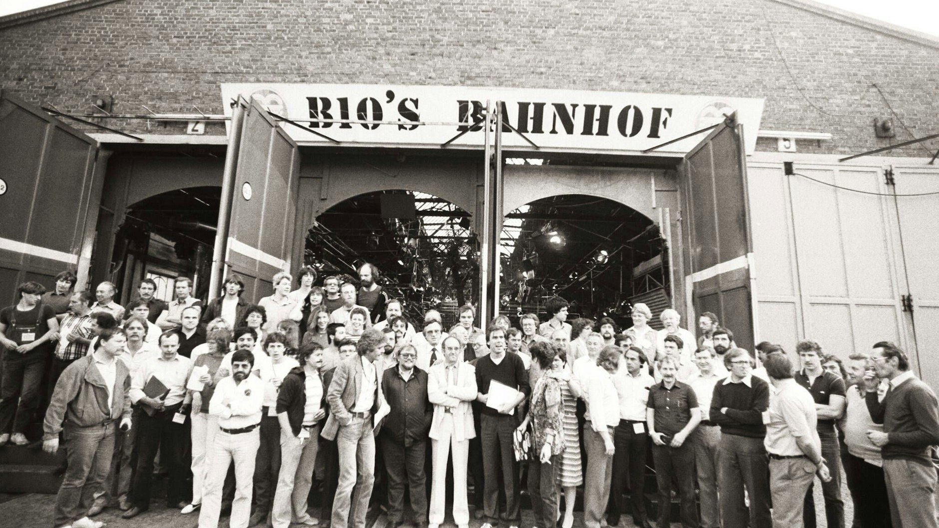 Die gesamte Crew der TV-Show „Bio s Bahnhof“ vor der Wagenhalle - in der Mitte Alfred Biolek (1980).