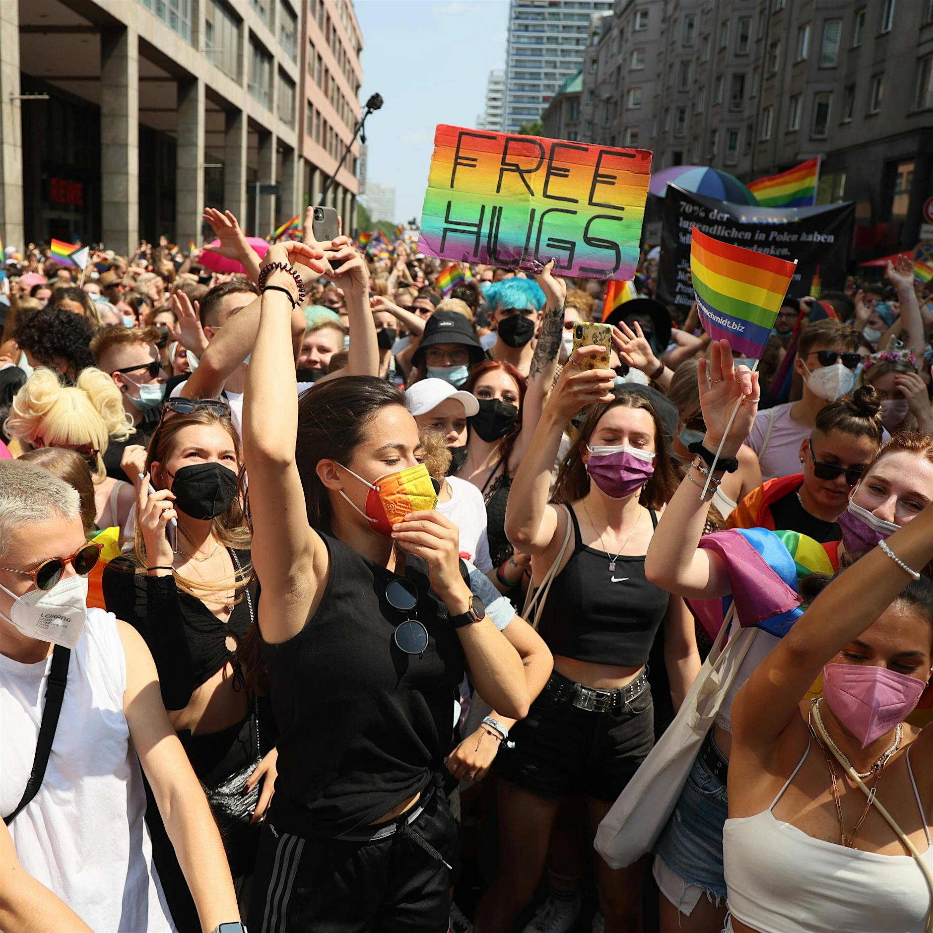 CSD rollt durch Berlin: 35.000 Menschen feiern und tanzen