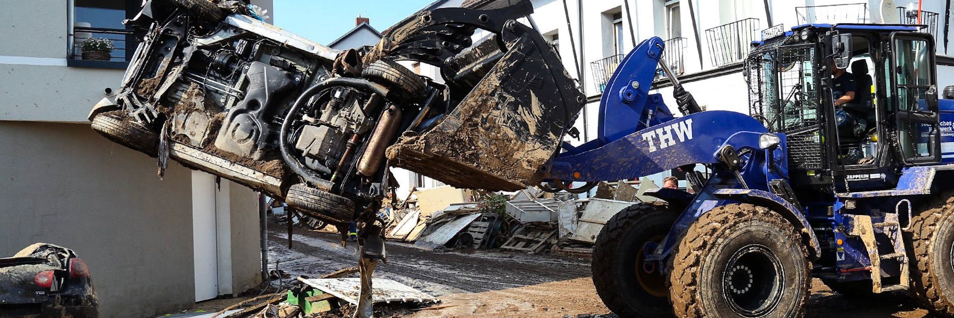 Ein THW-Bagger räumt nach dem Unwetter in Ahrweiler auf.