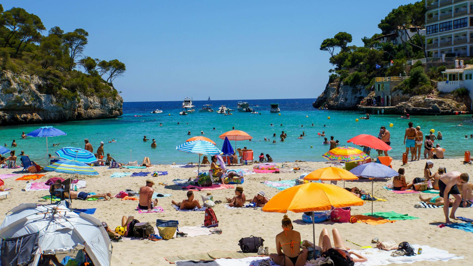 Wer nicht vollständig geimpft oder genesen ist, muss nach der Rückkehr zum Beispiel von Mallorca mindestens fünf Tage in Quarantäne. Spanien und die Niederlande sind kürzlich zu Hochinzidenzgebieten erklärt worden.