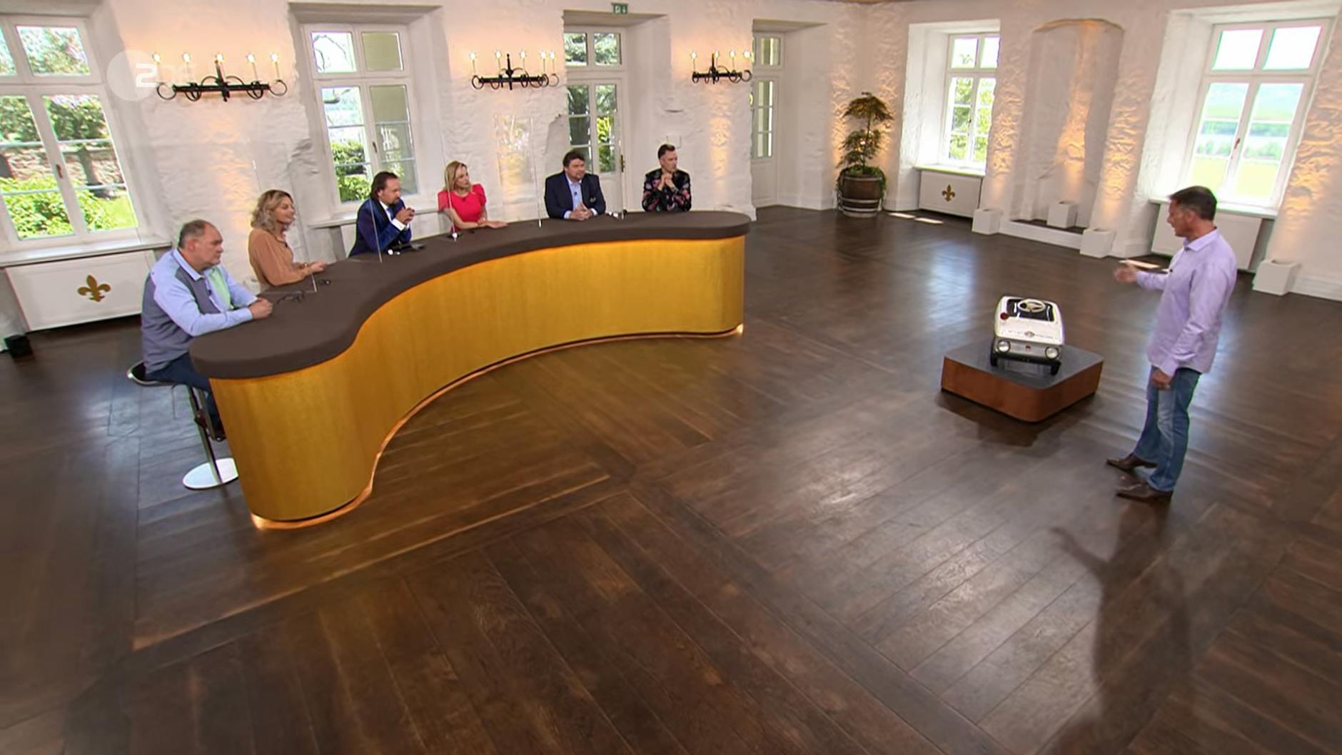 Kandidat Stefan Epp mit seinem kleinen Flitzer im Händlerraum bei „Bares für Rares“.