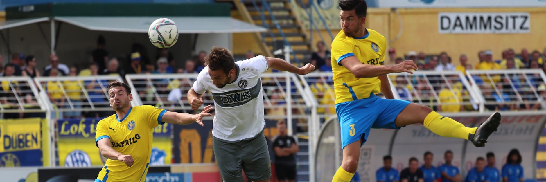 So geht das: BFC-Torjäger Christian Beck (M.) hat das beste Timing, köpft zum 1:0 für Dynamo bei Lok Leipzig ein.