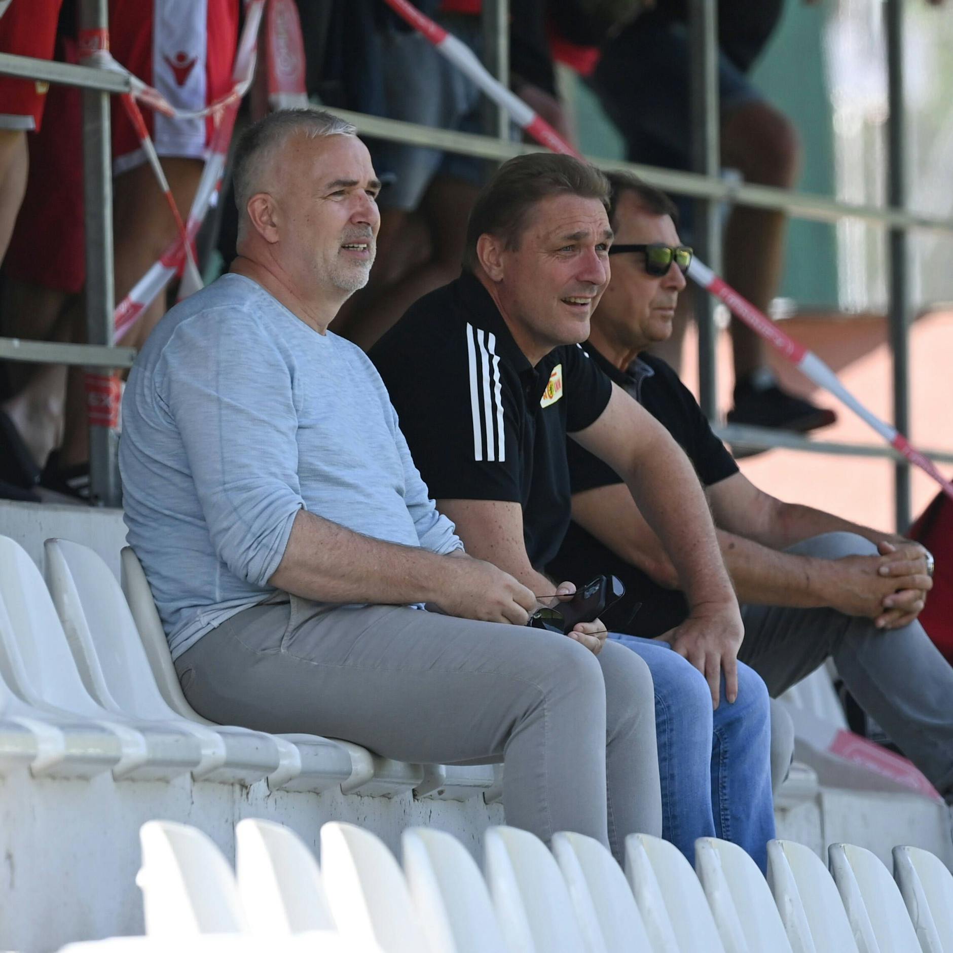 Dirk Zingler und Oskar Kosche in Tirol auf der Tribüne im Stadion des SV Längenfeld.