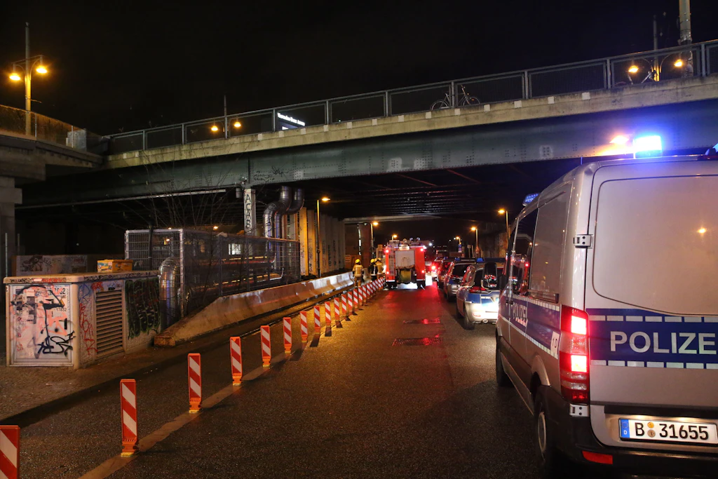 Berlin: Mann bedroht Passanten mit Messer auf der Warschauer Brücke