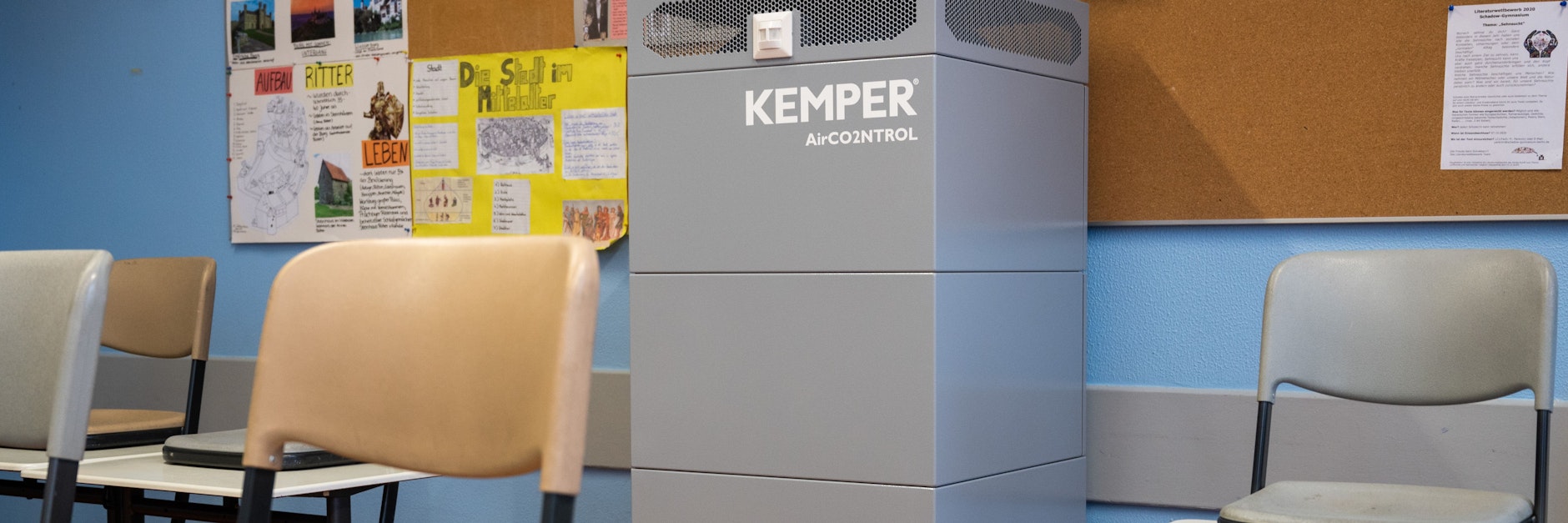 In einem Berliner Klassenraum steht ein Luftfilter.