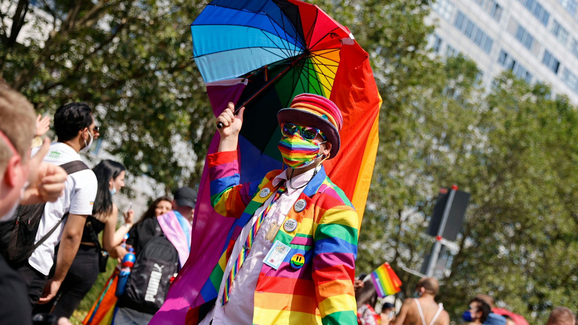 Die 43. „Christopher Street Day“-Parade 2021 unter dem Motto „Save our Community – Save your Pride“ startete in der Leipziger Straße.