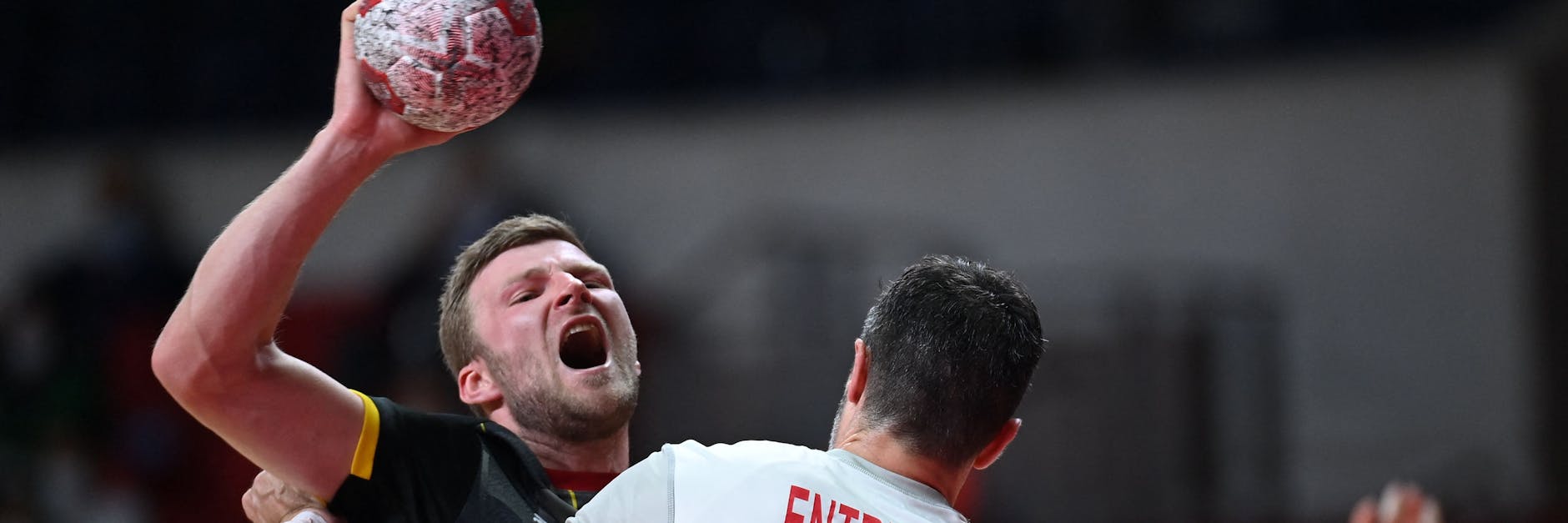 Philipp Weber (l.) kämpfte und mühte sich. Doch er konnte die Niederlage gegen Spanien nicht verhindern.