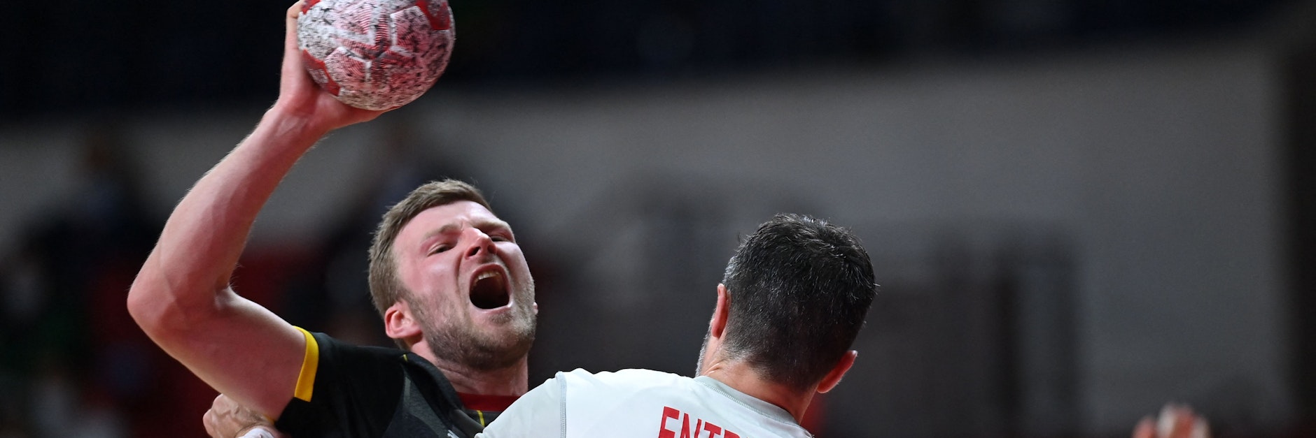 Philipp Weber (l.) kämpfte und mühte sich. Doch er konnte die Niederlage gegen Spanien nicht verhindern.