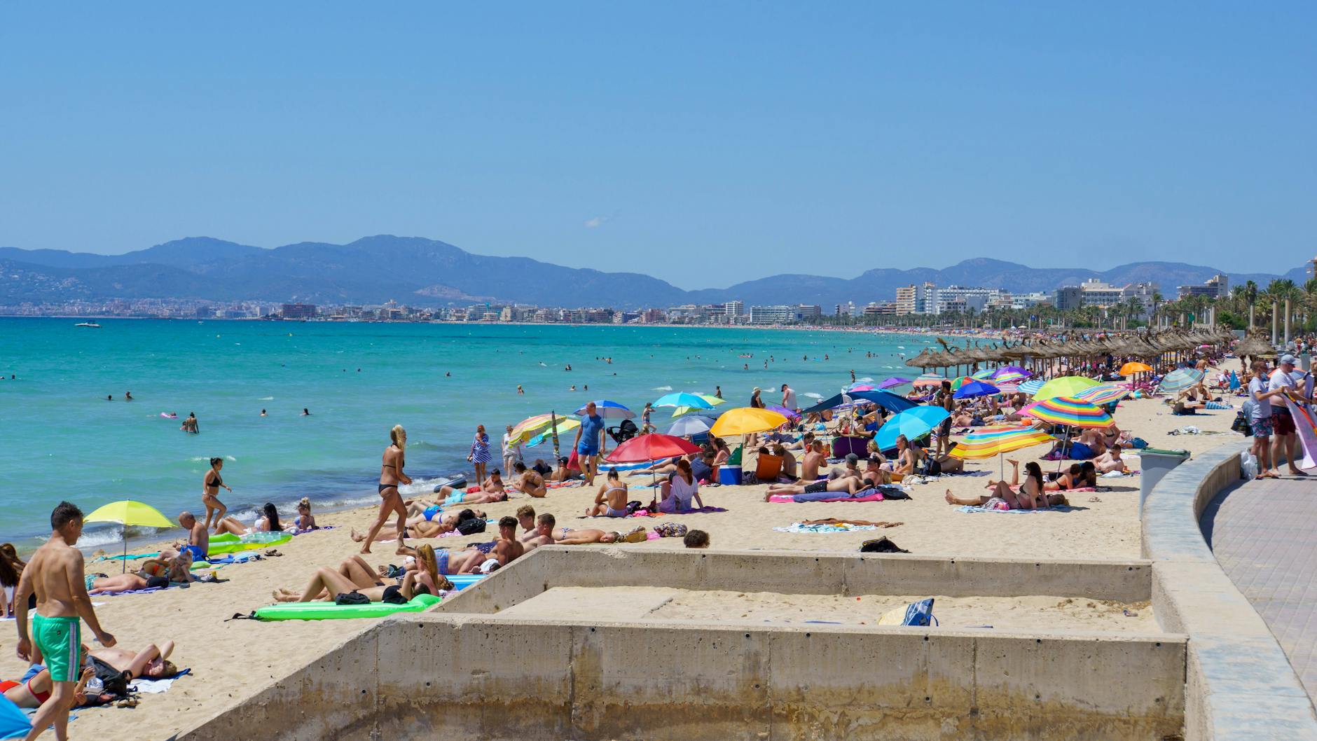 Touristen lassen sich den Urlaub auf Mallorca trotz Corona nicht vermiesen. Der Reiseveranstalter Tui sagt, dass die meisten bleiben wollen.