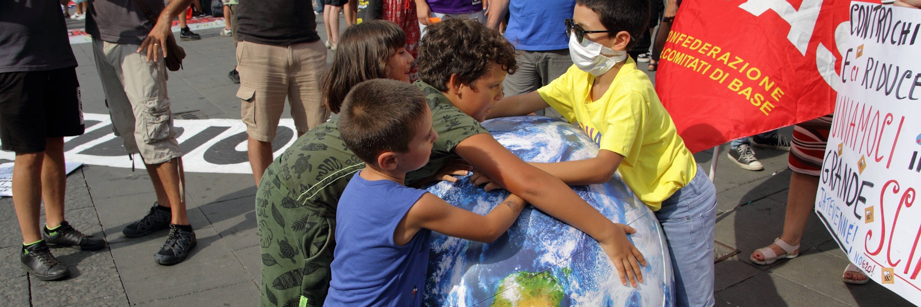 Kinder mit einem Erdball: In Neapel gab es während der G20-Konferenz Demos für mehr Klimaschutz