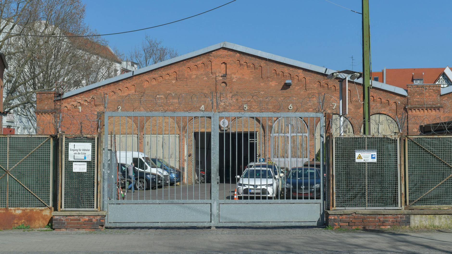 Eines der drei Schiffe des einstigen Straßenbahndepots, das noch von der Berliner Polizei genutzt wird.