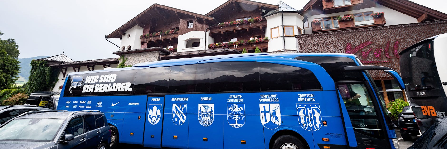 Herthas Mannschaftsbus vor dem Hotel "Krallerhof" in Leogang. Seit Sonntagtrainieren die Blau-Weißen in Österreich.