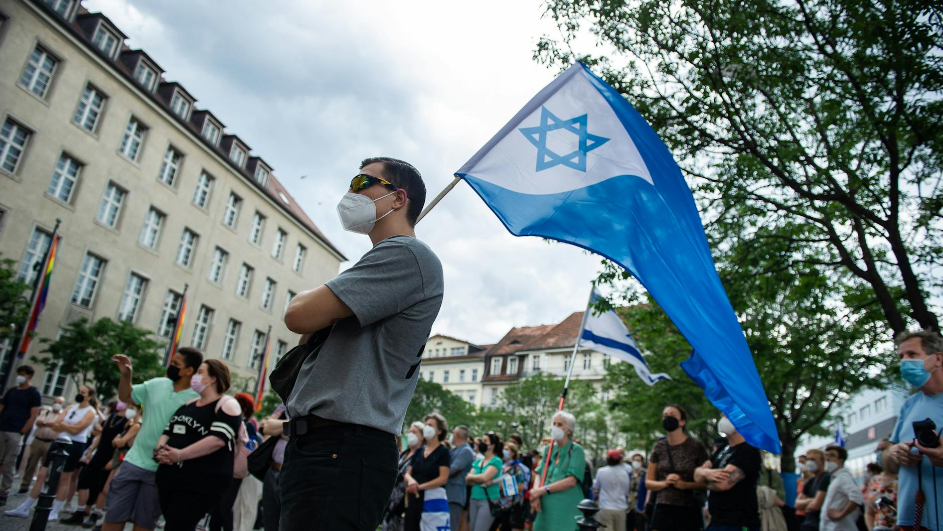 At Neukölln Town Hall: Rally against anti-Semitism.<br>