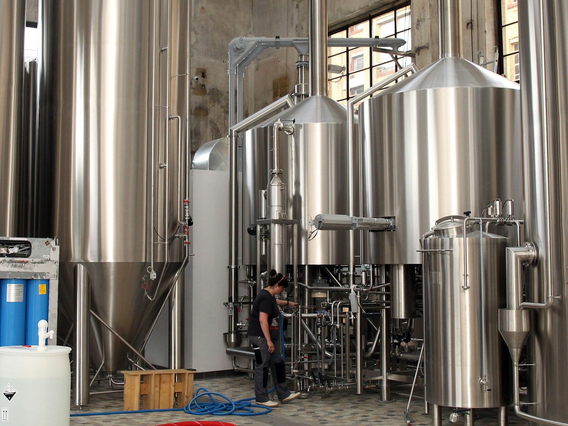 Braumeisterin Jo Noble an den glänzenden Braubehältern, die sie nur zu gern in Betrieb nehmen würde.