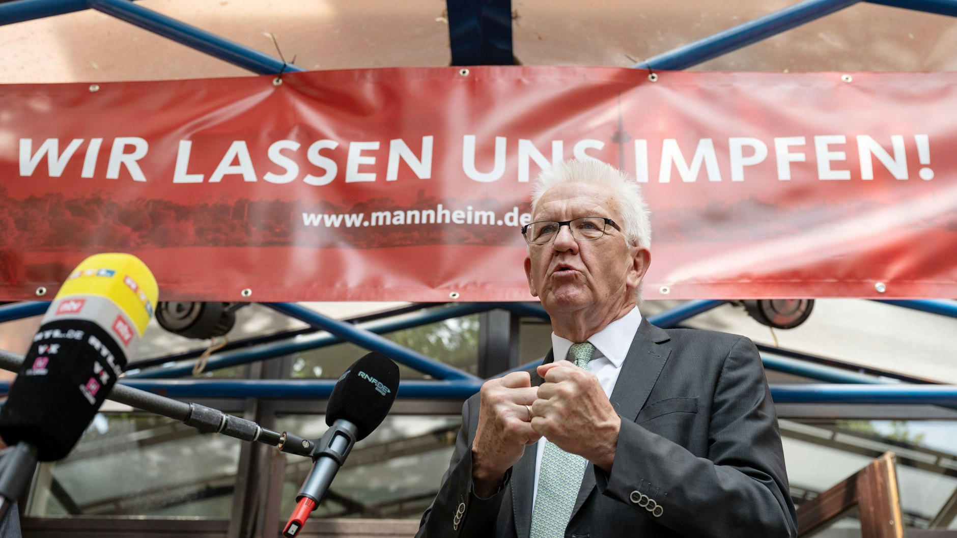 Baden-Württembergs Ministerpräsident Winfried Kretschmann auf Werbetour fürs Impfen. Eine Impflicht schließt er für spätere Zeiten nicht aus.&nbsp;&nbsp;