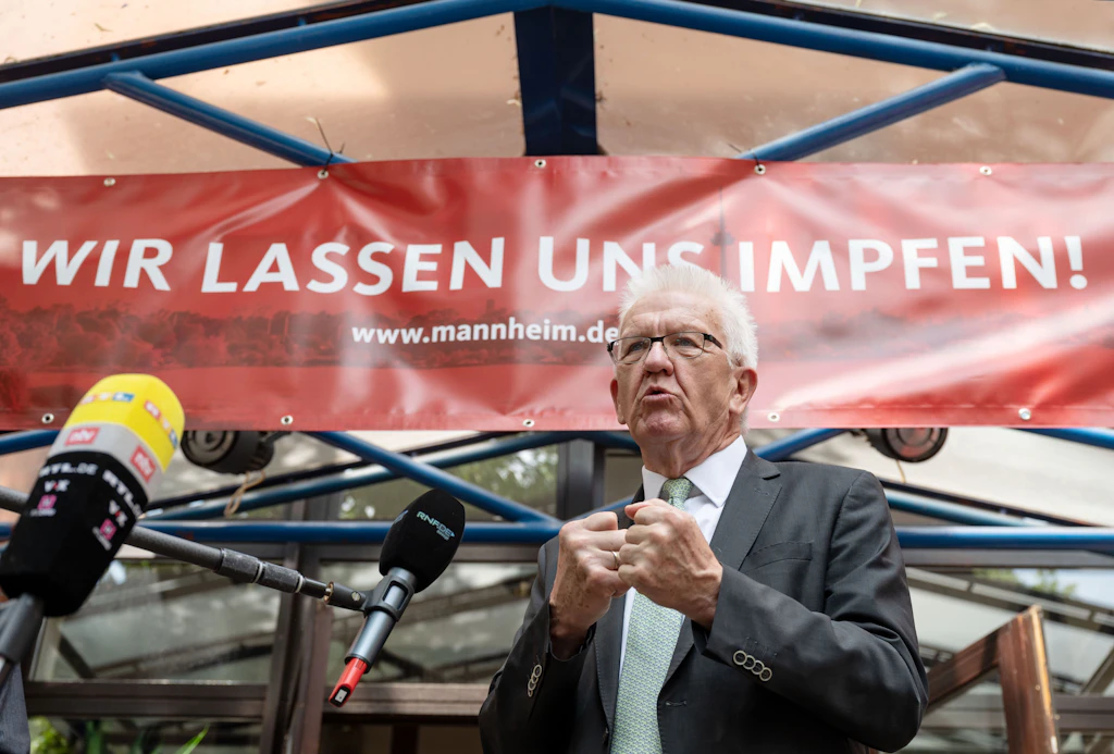 Piks oder Verbote: Politiker verstärken den Druck auf Impf-Unwillige
