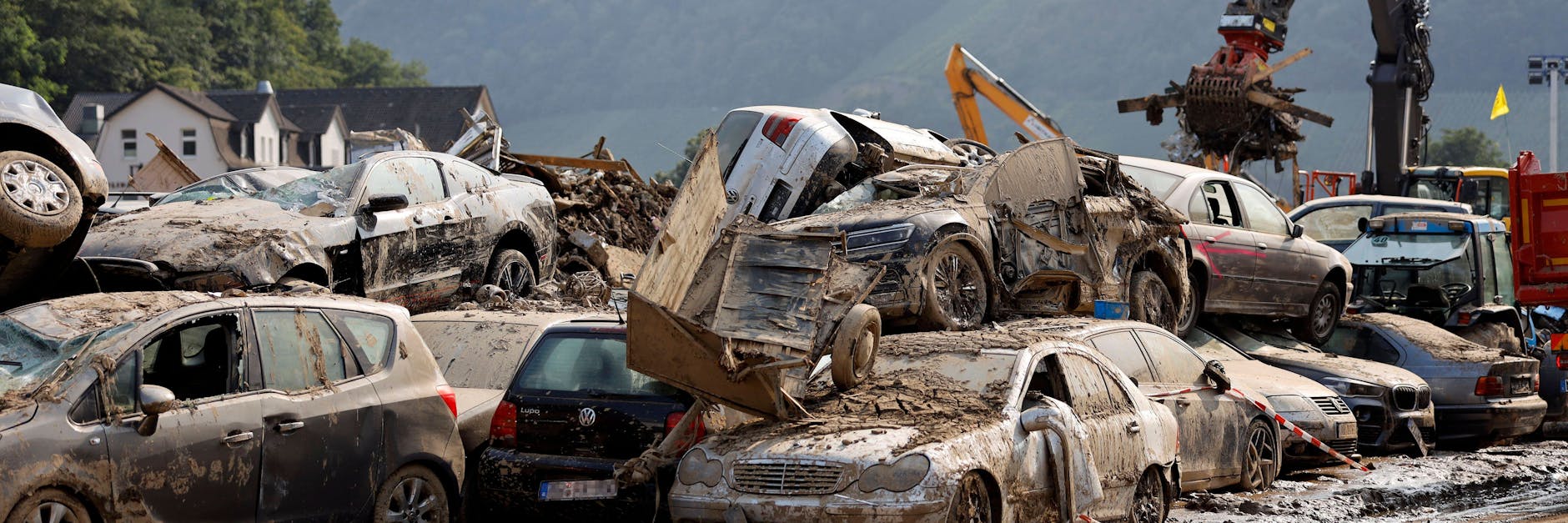 Nach dem Jahrhunderthochwasser in der Eifel durch heftige Regenfälle und Dauerregen mit Überschwemmungen und Überflutungen haben die Aufräumarbeiten im Ahrtal begonnen. 