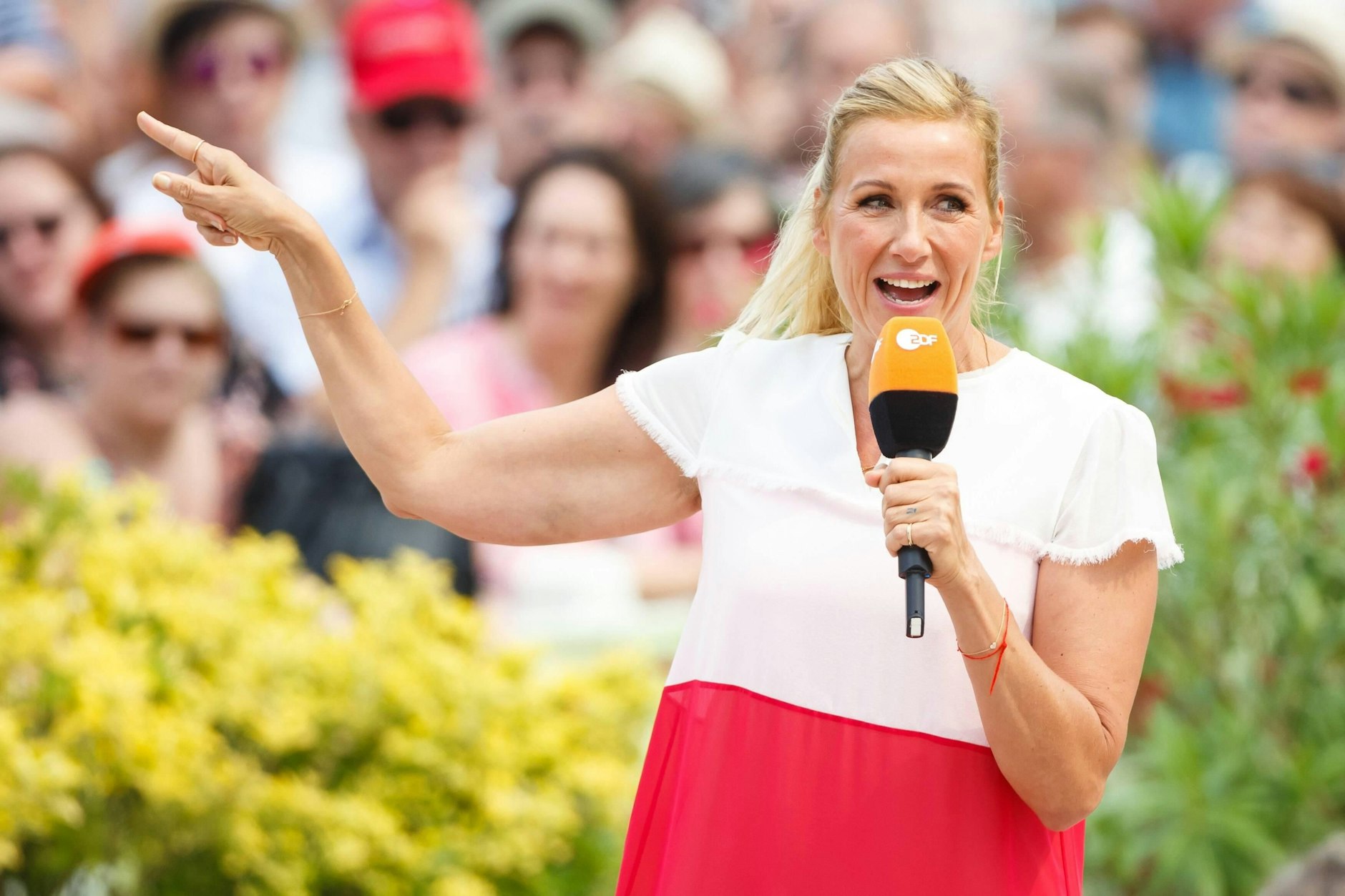 Andrea Kiewel wird für den Fernsehgarten von Tel Aviv nach Mainz eingeflogen.