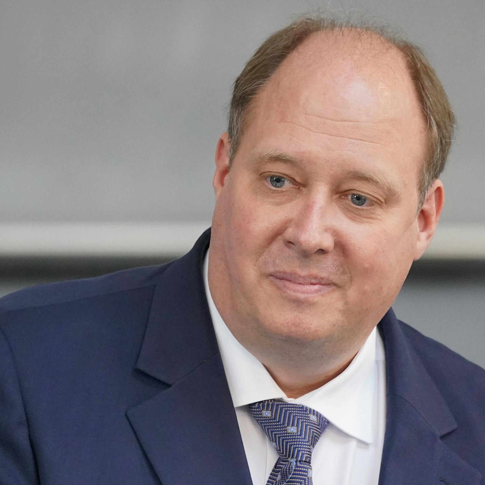 Corona-Hammer: Kanzleramtsminister Helge Braun will nur noch Geimpfte in Restaurants, Kinos oder Stadien lassen!