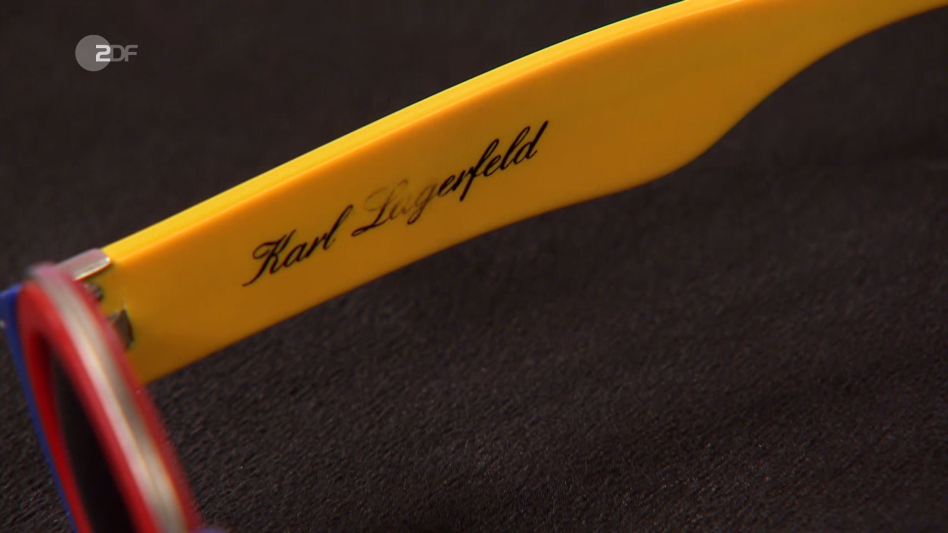 Am Bügel der Brille ist der Name des Designers verewigt - es handelt sich um eine Sonnenbrille von Modezar Karl Lagerfeld! Bei „Bares für Rares“ kam sie unter den Hammer.