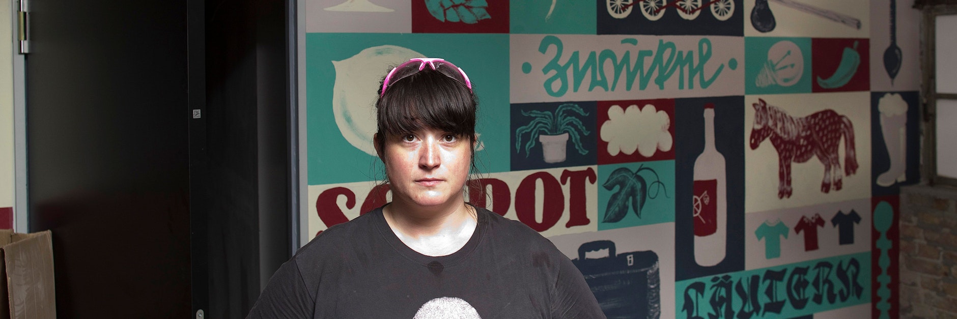 Braumeisterin Jo Noble vor einer neu und nicht aus Ziegeln errichteten Wand des Ärgers, die hier in voller Breite zu sehen ist.&nbsp;