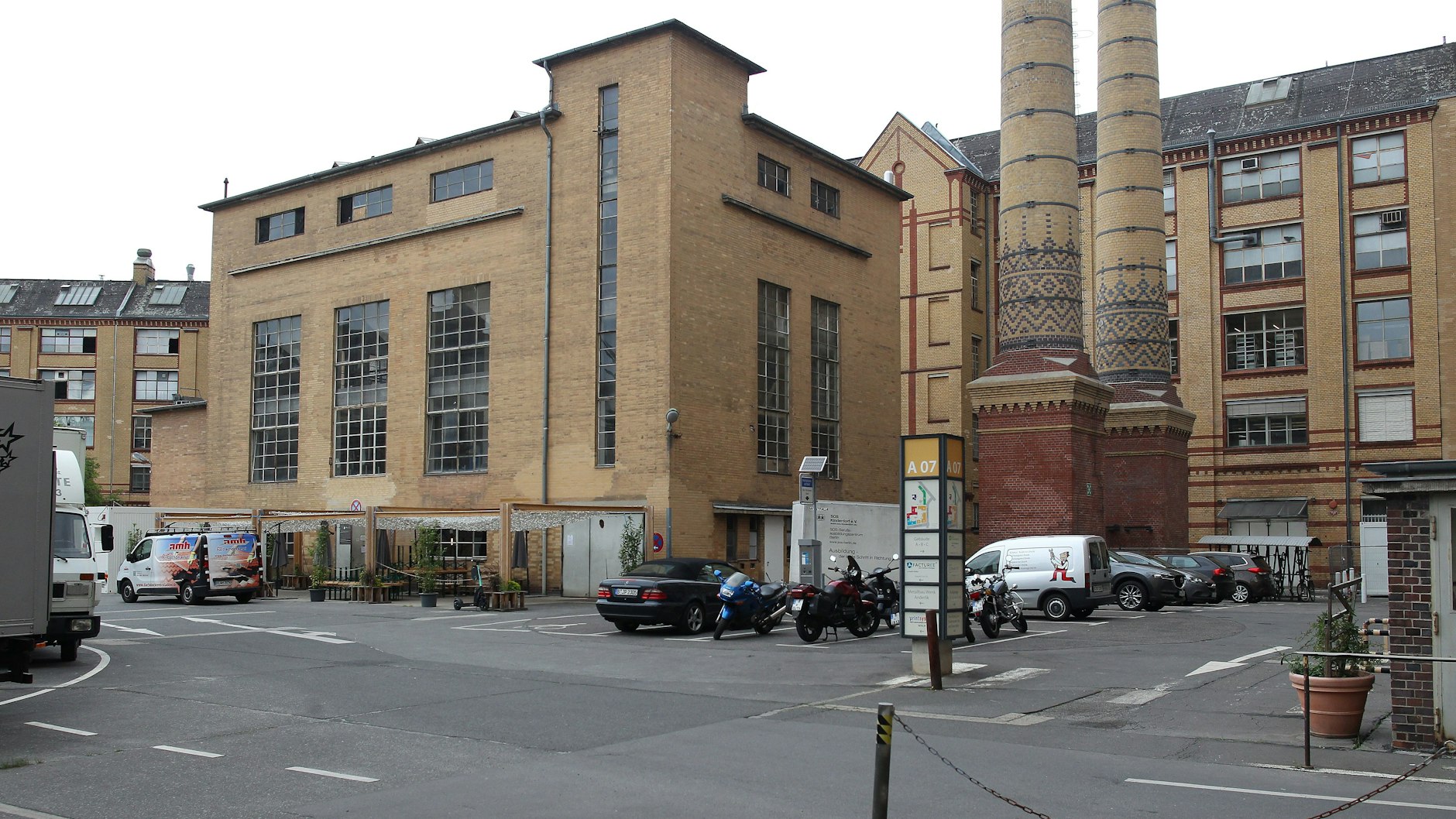 Das Kesselhaus im Inneren der Osram-Höfe. Vor der Tür ist die Schankveranda eigentlich empfangsbereit.