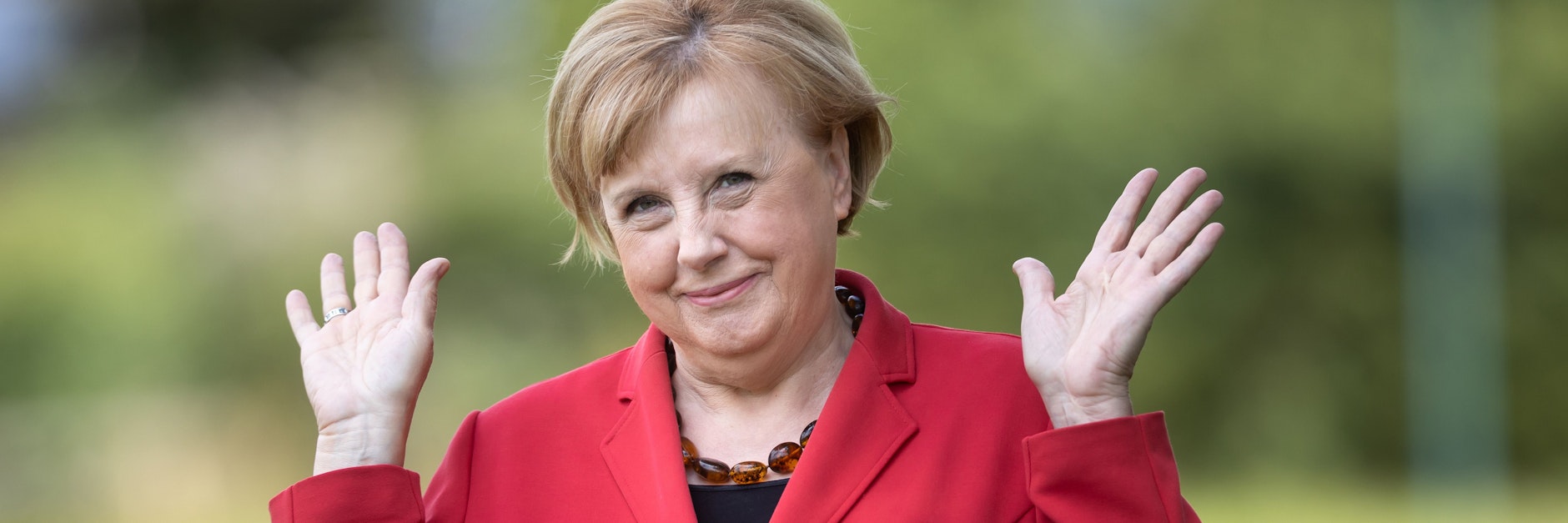 Weg mit der „Raute“! Kanzlerin-Double Ursula Wanecki wird es schwerfallen, sich die typische Geste von Angela Merkel wieder abzugewöhnen.