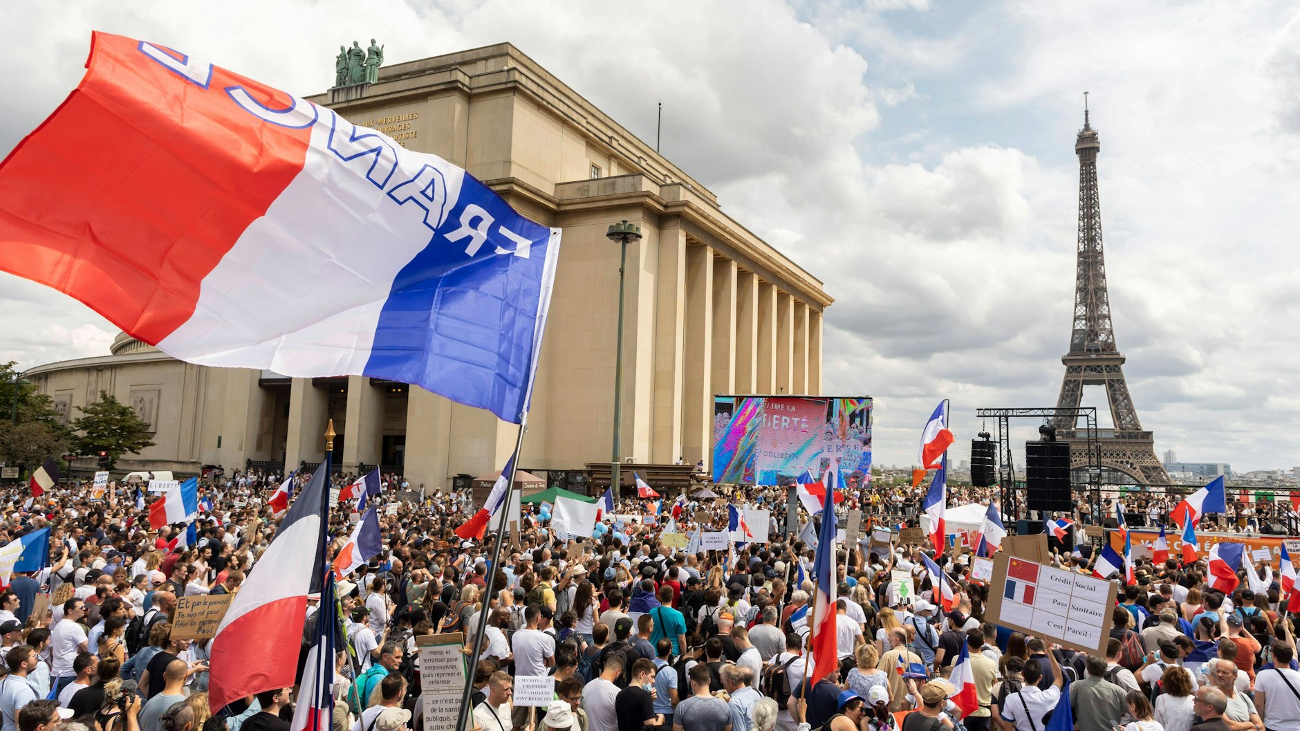 Proteste gegen den Gesundheitspass in Paris.&nbsp;