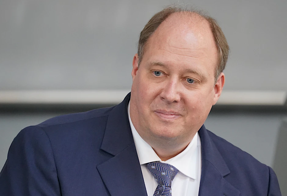 Laut Kanzleramtsminister Helge Braun könnten im Herbst Restaurant-, Kino- oder Stadionbesuche nur noch für Geimpfte zugänglich sein.