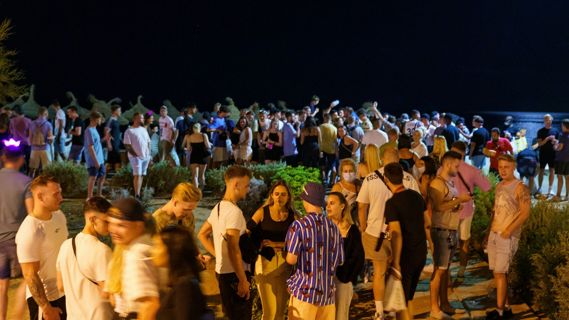 Ganz Spanien – und damit auch Mallorca – wird Hochinzidenzgebiet. Während die Urlauber das meist gelassen sehen, hat es für Einheimische teils dramatische Folgen.