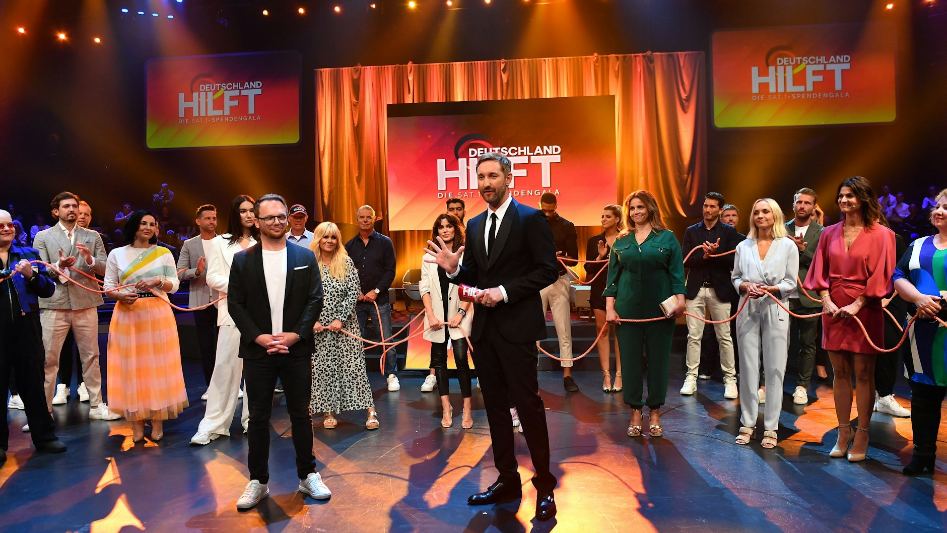 Daniel Boschmann moderierte die Sendung, Comedian Ralf Schmitz (l.) kümmerte sich um die Promis am Spendentelefon. 