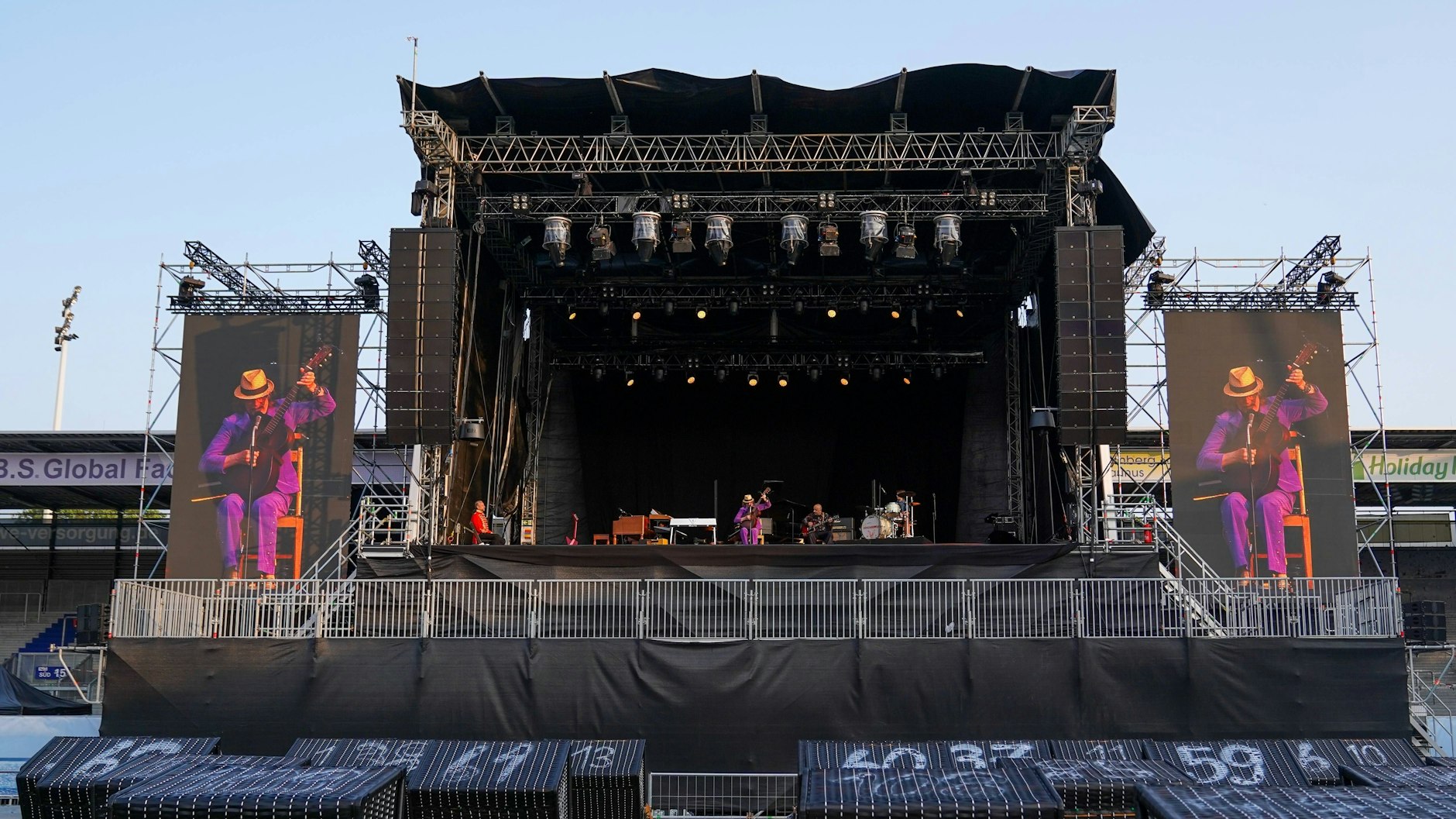 Es war nicht sein erster Auftritt dieser Art: Vor einer Woche trat Helge Schneider beim Strandkorb-Open-Air in Wiesbaden auf.