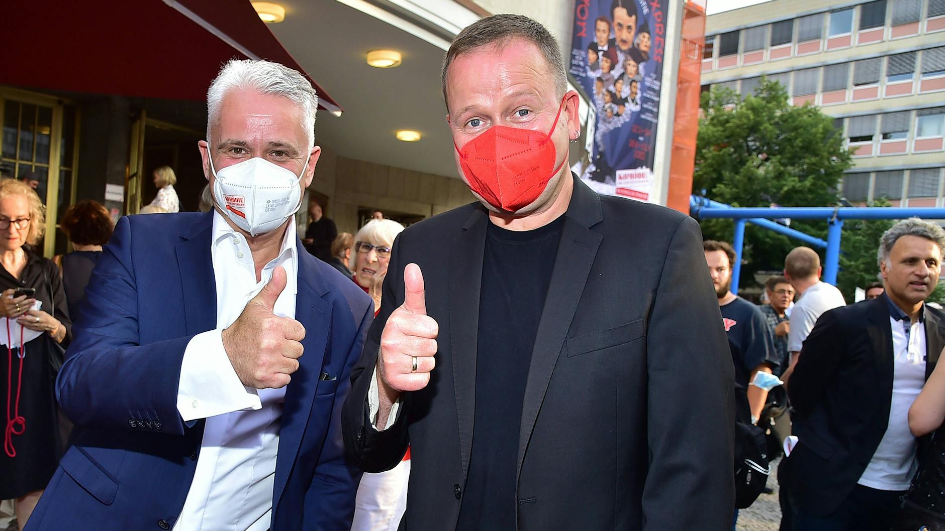 Komödien-Intendant Martin Woelffer (li.) und Kultursenator Klaus Lederer zeigen sich bei der Premiere mit Mund-Nase-Schutz.