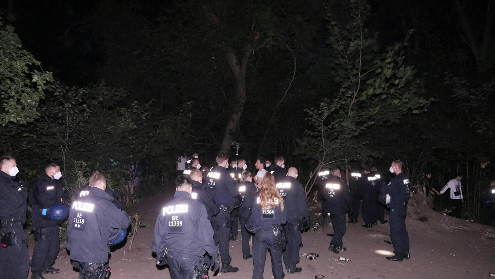Polizisten lösten die Party in der Hasenheide in Berlin-Neukölln auf.