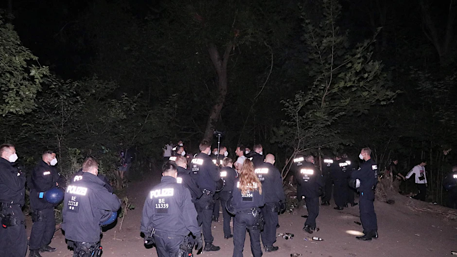 Polizisten lösten die Party in der Hasenheide in Berlin-Neukölln auf.