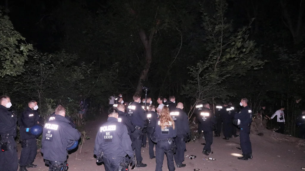 Nach CSD: Polizei Berlin löst Party mit 4000 Menschen in der Hasenheide auf