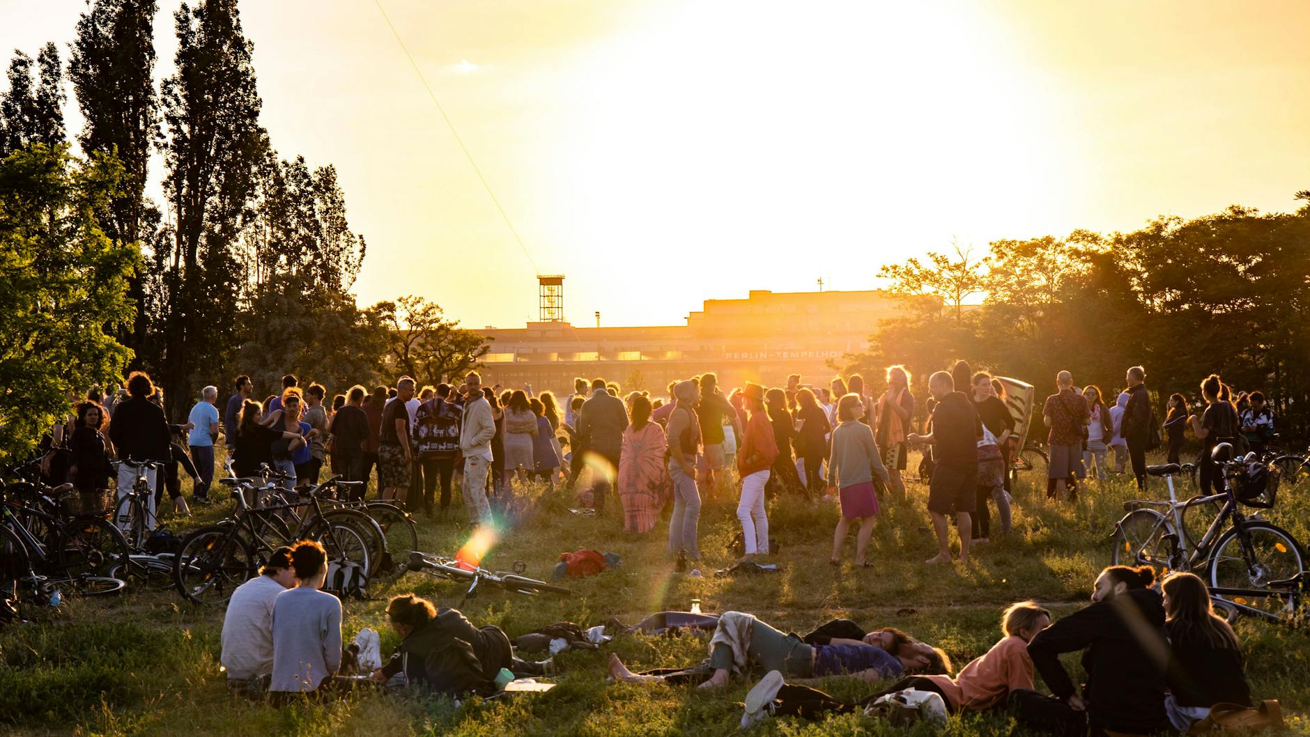 Menschen treffen sich auf dem Tempelhofer Feld. Wie groß ist die Ansteckungsgefahr mit der Delta-Variante im Freien wirklich?
