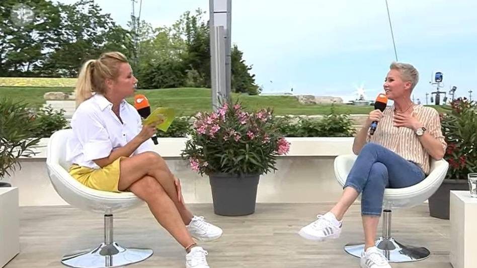 Sonja Zietlow zu Gast bei Andrea Kiewel im ZDF-Fernsehgarten.