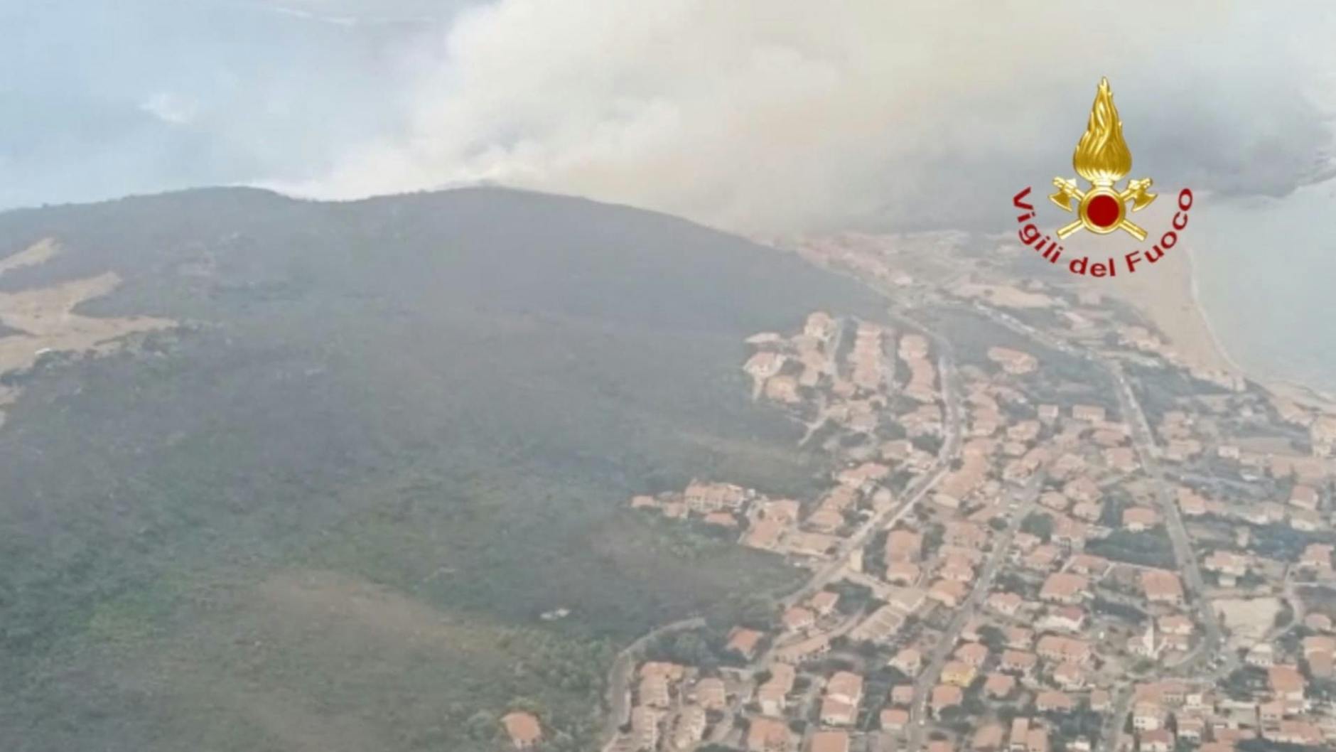 Die Stadt Oristano ist vollkommen in Rauch gehüllt.